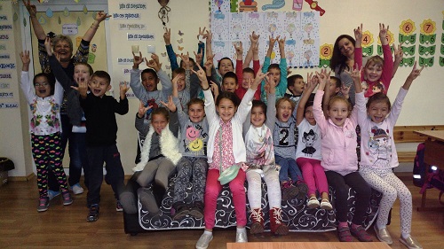За трета поредна година Сдружение „УСМИВКА“ Бургас, организира Национален конкурс за „Най-усмихнат клас на България -2016 г“. Тази година в конкурса участваха 288 снимки. Надпреварата беше доста оспорвана и изборът на журито бе затруднен.